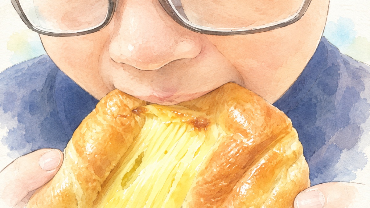 チーズデンマークにかぶりつくおじさん